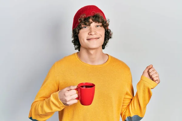 Jóképű Fiatalember Iszik Egy Csésze Kávét Sikoltozva Büszkén Ünnepli Győzelmet — Stock Fotó