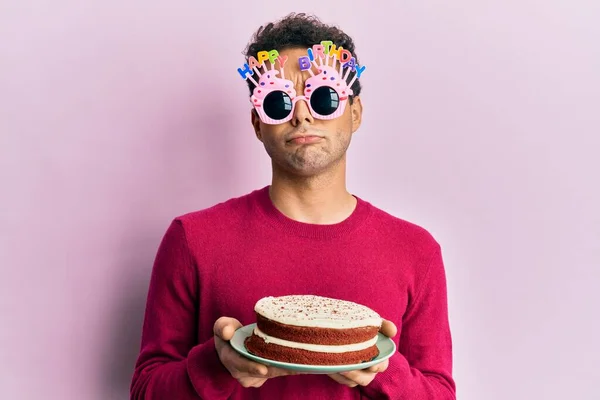 Snygg Hispanic Man Bär Roliga Glada Födelsedagsglasögon Hålla Tårta Deprimerad — Stockfoto