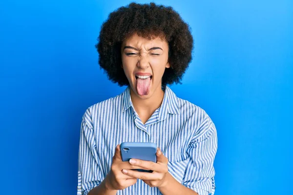 Menina Hispânica Jovem Usando Smartphone Furando Língua Feliz Com Expressão — Fotografia de Stock