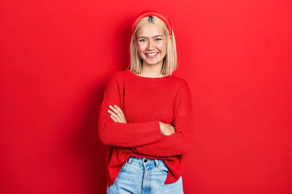 Mulher Loira Bonita Vestindo Camisola Vermelha Casual Rosto Feliz Sorrindo — Fotografia de Stock