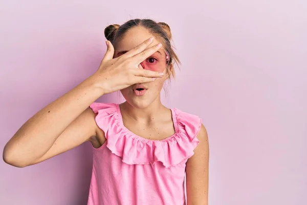 Beautiful Brunette Little Girl Wearing Heart Shaped Sunglasses Peeking Shock — Stock Photo, Image