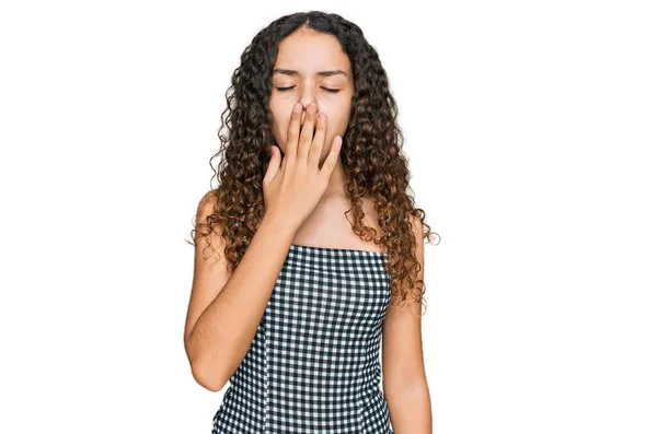 Teenager Hispánská Dívka Sobě Ležérní Oblečení Znuděný Zívání Unavený Zakrývající — Stock fotografie