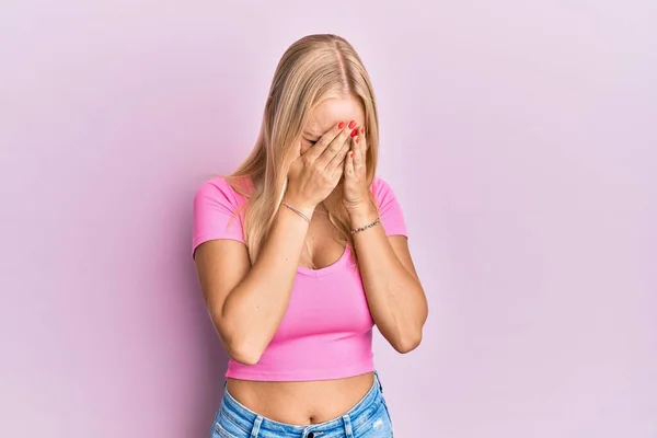 Ung Blond Flicka Bär Casual Kläder Med Sorgligt Uttryck Täcker — Stockfoto
