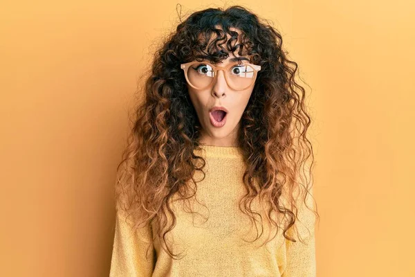 Menina Hispânica Jovem Vestindo Roupas Casuais Óculos Assustados Espantados Com — Fotografia de Stock