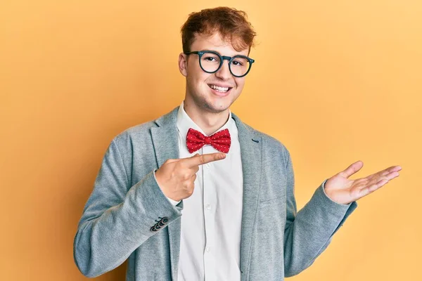 Joven Hombre Nerd Caucásico Usando Gafas Con Hipster Elegante Mirada —  Fotos de Stock