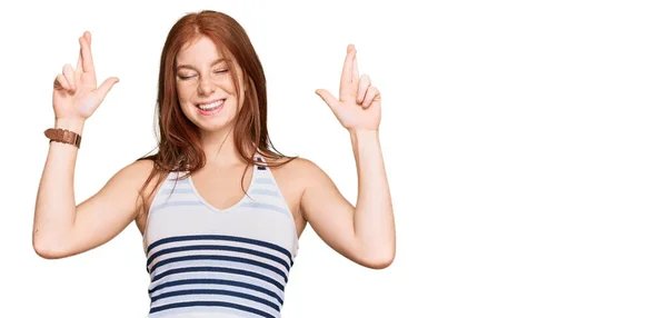 Die Junge Frau Legerer Kleidung Gestikuliert Mit Erhobenem Zeigefinger Lächelt — Stockfoto