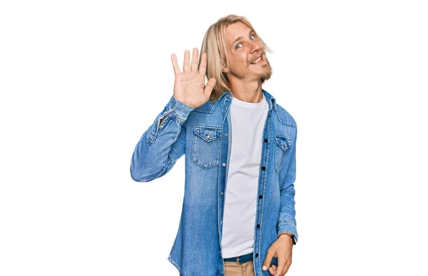 Kaukasischer Mann Mit Blonden Langen Haaren Trägt Lässige Jeansjacke Und — Stockfoto