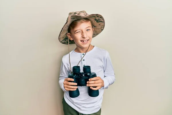 Klein Kaukasisch Jongetje Draagt Ontdekkingsreiziger Hoed Met Verrekijker Knipogen Naar — Stockfoto