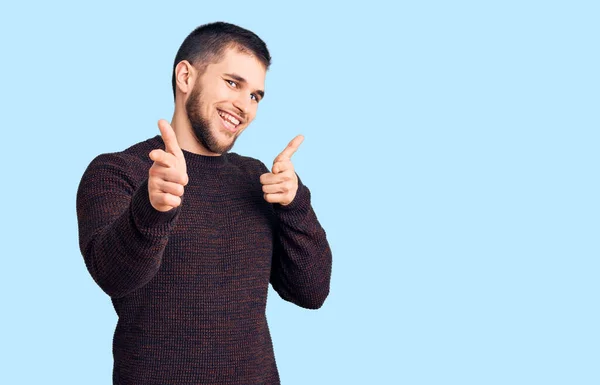 Mladý Pohledný Muž Neformálním Svetru Ukazuje Prsty Kameru Šťastnou Zábavnou — Stock fotografie