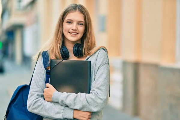 Schöne Kaukasische Studenten Teenager Mit Kopfhörern Halten Ordner Der Stadt — Stockfoto
