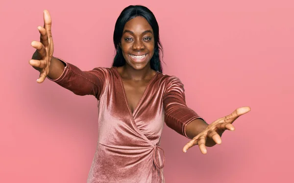 Ung Afrikansk Amerikansk Kvinna Bär Sexig Party Klänning Tittar Kameran — Stockfoto