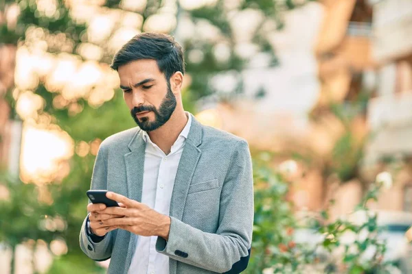 Jonge Spaanse Zakenman Met Serieuze Expressie Met Smartphone Stad — Stockfoto