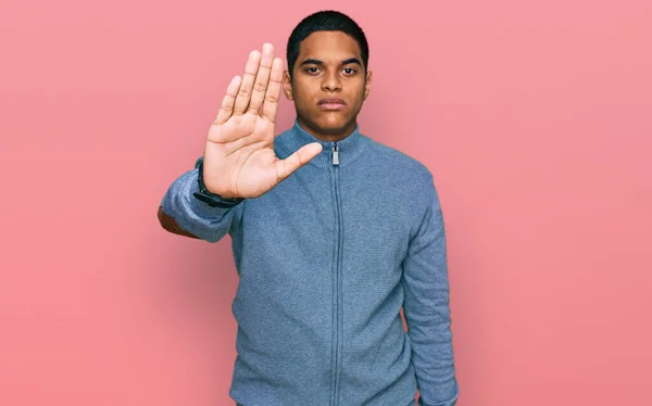 Junger Gutaussehender Hispanischer Mann Lässigem Sweatshirt Der Mit Der Hand — Stockfoto