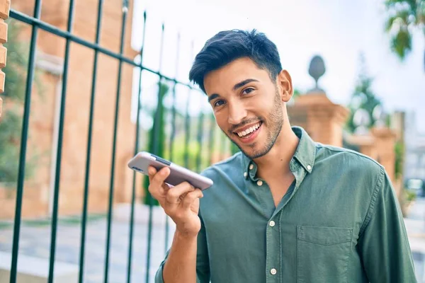 Giovane Uomo Latino Sorridente Felice Invio Messaggi Vocali Utilizzando Smartphone — Foto Stock