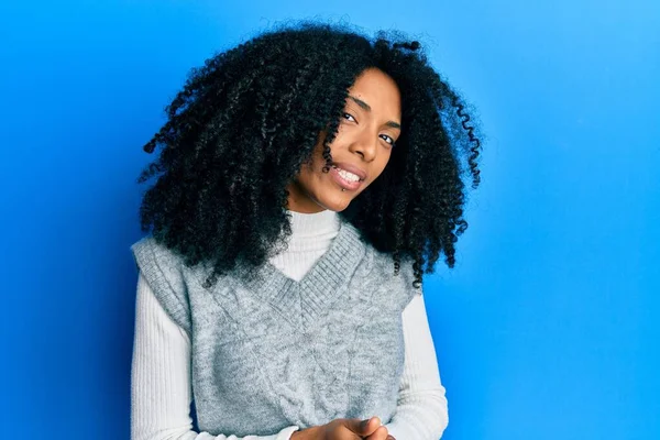 Afroamerikanerin Mit Afro Haaren Lässigem Winterpullover Mit Zusammengelegten Händen Und — Stockfoto
