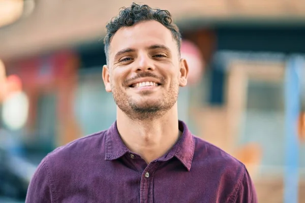 Young Hispanic Man Smiling Happy Standing City — Stock Photo, Image