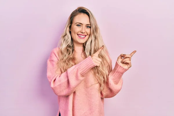 Schöne Junge Blonde Frau Trägt Rosa Pullover Lächelnd Und Blickt — Stockfoto