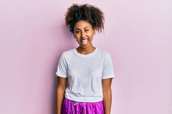 Vacker Afrikansk Amerikansk Kvinna Med Afro Hår Bär Sportkläder Sticker — Stockfoto