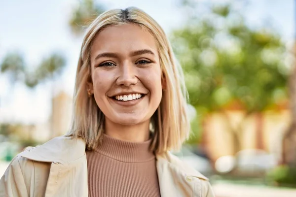 Jovem Loira Sorrindo Feliz Cidade — Fotografia de Stock