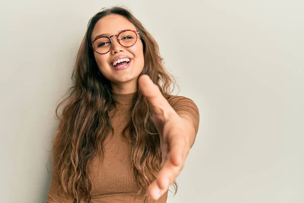 Joven Chica Hispana Vestida Con Ropa Casual Gafas Sonrientes Amistosas —  Fotos de Stock