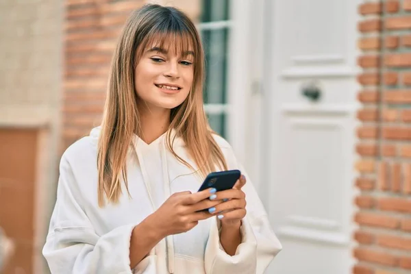 Beyaz Tenli Genç Kız Şehirde Akıllı Telefon Kullanarak Mutlu Bir — Stok fotoğraf