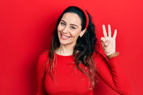 Junge Hispanische Frau Trägt Lässige Kleidung Und Zeigt Mit Finger — Stockfoto