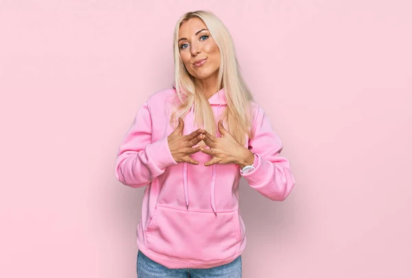 Ung Blond Kvinna Bär Casual Sweatshirt Händer Tillsammans Och Fingrarna — Stockfoto
