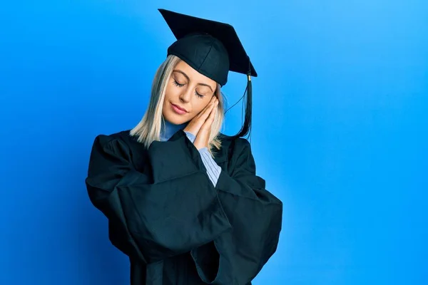 Hermosa Mujer Rubia Con Gorra Graduación Bata Ceremonia Durmiendo Cansada — Foto de Stock