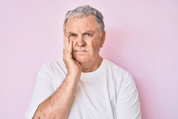 Älterer Grauhaariger Mann Lässigem Weißem Shirt Der Müde Und Gelangweilt — Stockfoto