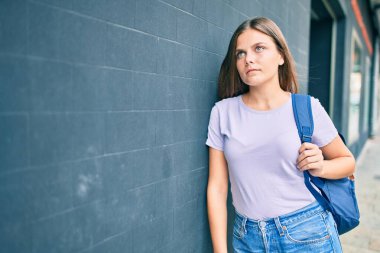 Üniversite kampüsünde ciddi ifadeleri olan genç bir ortadoğu öğrencisi..