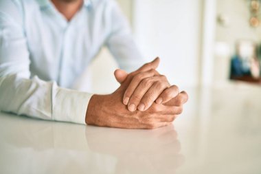 Genç İrlandalı mutlu gülümseyen adam evdeki masada oturuyor..