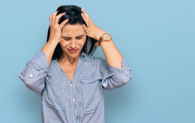 Kafkasyalı genç bir kadın gündelik kıyafetler giyiyor. Baş ağrısı çekiyor. Acı ve migren yüzünden çaresiz ve stresli. Eller başının üstünde.. 