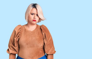 Genç sarışın ve cüsseli bir kadın. Günlük kazak giyiyor. Depresyonda ve endişe içinde. Kızgın ve korkmuş. hüzünlü ifade. 