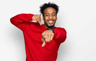 Sakallı, kışlık süveter giyen, gülümseyen, telefonda konuşan ve seni işaret eden Afro-Amerikan genç adam. Ara beni.. 