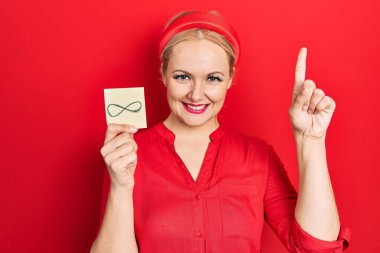 Elinde sonsuz sembol bulunan genç sarışın kadın bir fikir ya da soru işareti ile şaşırdı. 