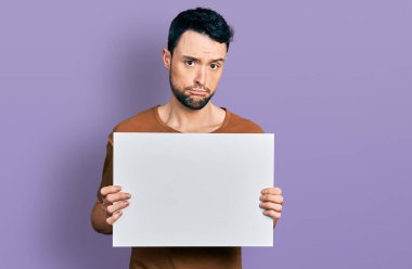 Sakallı, boş pankart tutan İspanyol bir adam. Depresyonda ve üzüntüden ağlıyor. Kızgın ve korkmuş. hüzünlü ifade. 