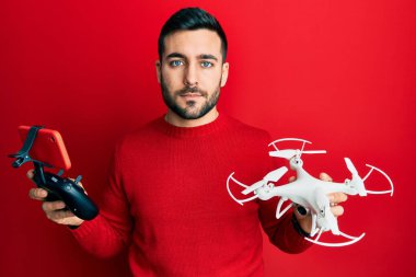 İspanyol asıllı genç bir adam uzaktan kumandayla akıllı telefonla konuşuyor. Yüzünde ciddi bir ifade var. Basit ve doğal bir şekilde kameraya bakıyorsun.. 