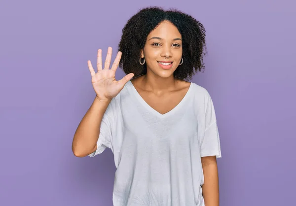 Jeune Fille Afro Américaine Portant Des Vêtements Décontractés Montrant Pointant — Photo