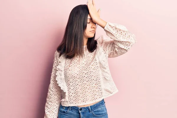 Jong Mooi Meisje Draagt Casual Shirt Verrast Met Hand Het — Stockfoto