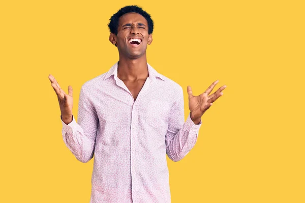 Afroamerykanin Przystojny Mężczyzna Zwykłej Różowej Koszuli Świętuje Szalony Szalony Dla — Zdjęcie stockowe