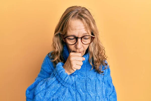 中世のブロンドの女性は メガネとカジュアルな冬のセーターを着て体調が悪くなり 風邪や気管支炎の症状として咳をします ヘルスケアの概念 — ストック写真