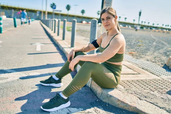 Joven Deportista Rubia Con Ropa Deportiva Descansando Suelo Ciudad —  Fotos de Stock