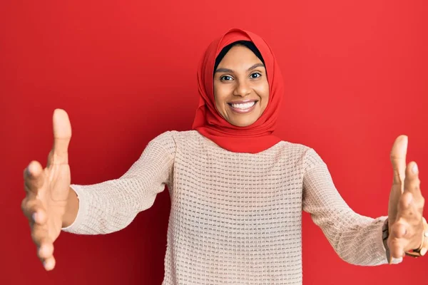 Ung Afrikansk Amerikansk Kvinna Bär Traditionell Islamisk Hijab Halsduk Tittar — Stockfoto