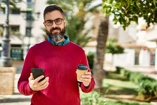 Jonge Spaanse Uitvoerende Man Met Smartphone Het Drinken Van Koffie — Stockfoto