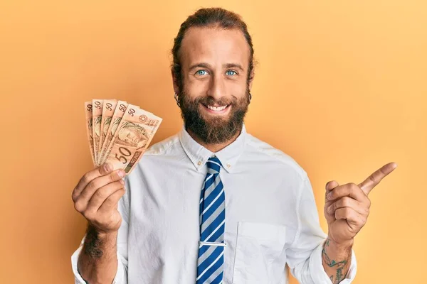 Jóképű Üzletember Szakállal Hosszú Hajjal Kezében Brazil Valódi Bankjegy Boldog — Stock Fotó