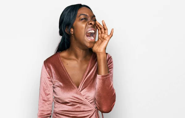 Mladá Africká Američanka Sexy Společenských Šatech Křičí Křičí Hlasitě Stranu — Stock fotografie
