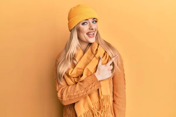 Young Caucasian Woman Wearing Wool Winter Sweater Cap Cheerful Smile — Stock Photo, Image