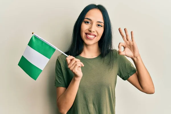 Jong Spaans Meisje Met Nigeria Vlag Doet Het Goed Teken — Stockfoto