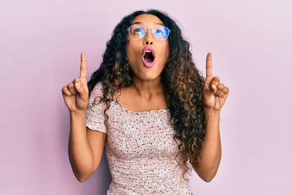 Mujer Latina Joven Vestida Con Ropa Casual Gafas Asombrada Sorprendida —  Fotos de Stock