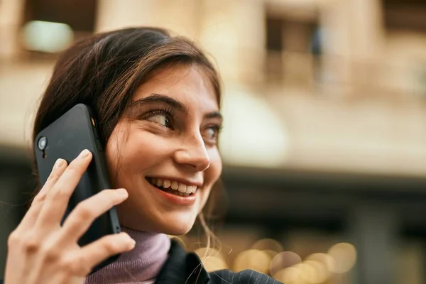 Jong Mooi Zakenvrouw Glimlachen Gelukkig Praten Smartphone Stad — Stockfoto